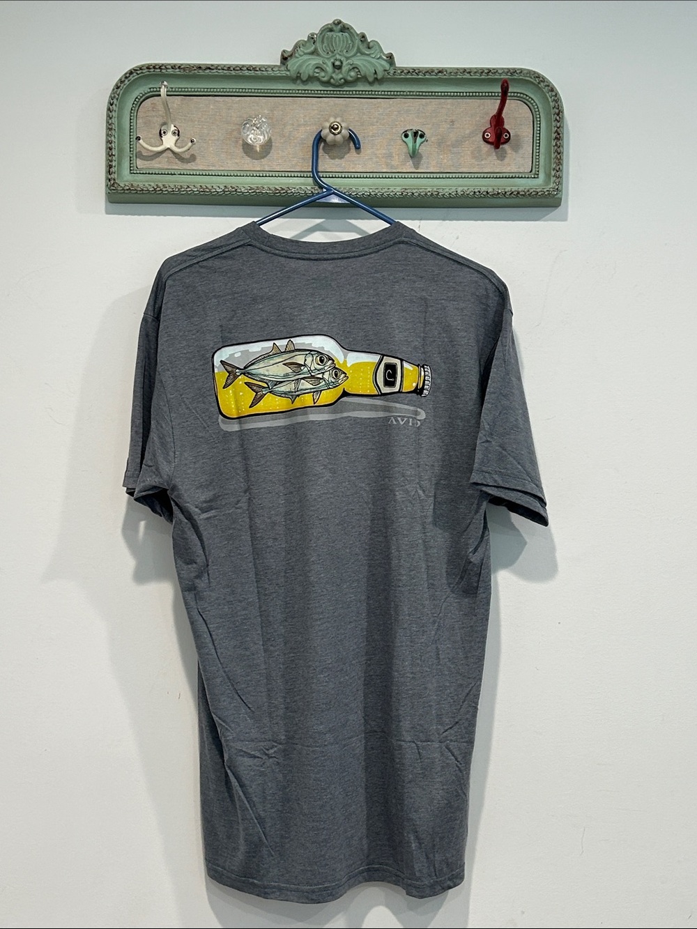 Avid Gray Short-Sleeve Graphic Tee with Yellow beer goggles Bottle Fish large